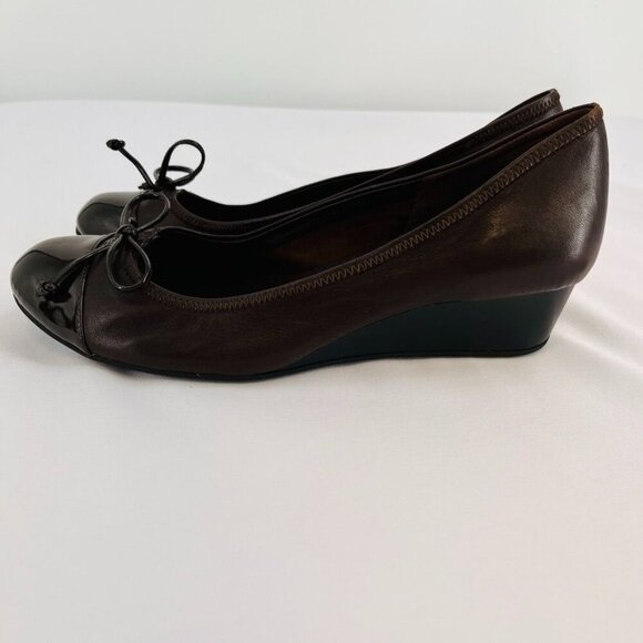 Cole Haan Women's Milly Wedge Pump Size 9.5 Brown LeatherPatent Toe Bow Accent - Picture 4 of 11